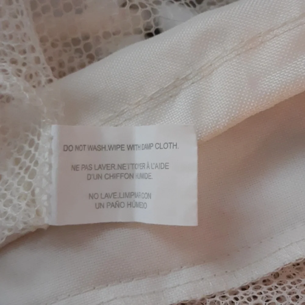 Mesh drawstring laundry bag with handles